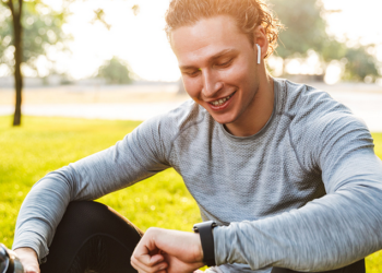 Përfitimet që merrni kur dëgjoni muzikën tuaj të preferuar gjatë ushtrimeve