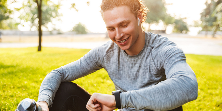 Përfitimet që merrni kur dëgjoni muzikën tuaj të preferuar gjatë ushtrimeve