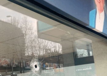 Sulm i armatosur ndaj zyrave të një partie në Stamboll