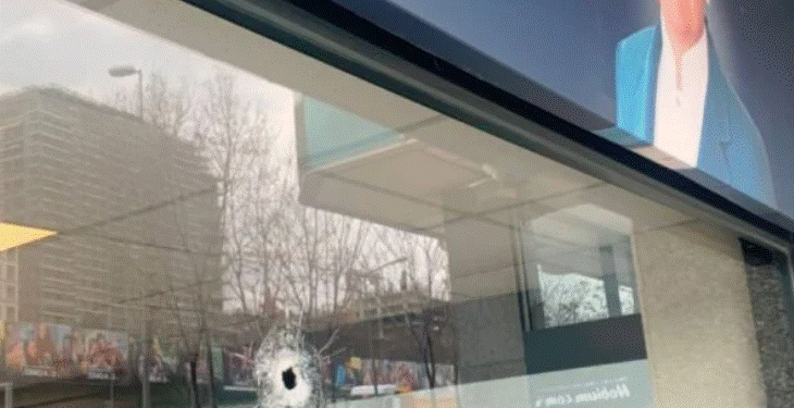 Sulm i armatosur ndaj zyrave të një partie në Stamboll