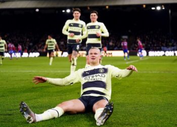 Manchester City fiton me vështirësi në udhëtim, por e ndjek hap pas hapi Arsenalin!