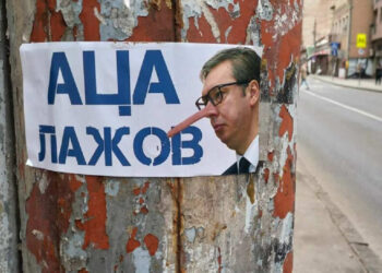 Vendosen postera të Vuçiqit me hundën e Pinokios në Beograd