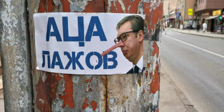 Vendosen postera të Vuçiqit me hundën e Pinokios në Beograd