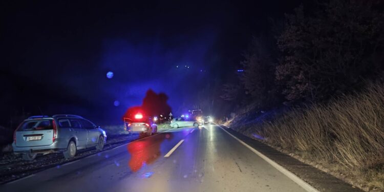 Katër persona të lënduar në një aksident në Prizren, dy nga ta policë