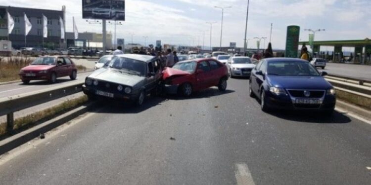 Pesë të lënduar në aksident në Veternik