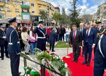 Vitia bën homazhe pranë shtatores së Adem Jasharit në Tiranë