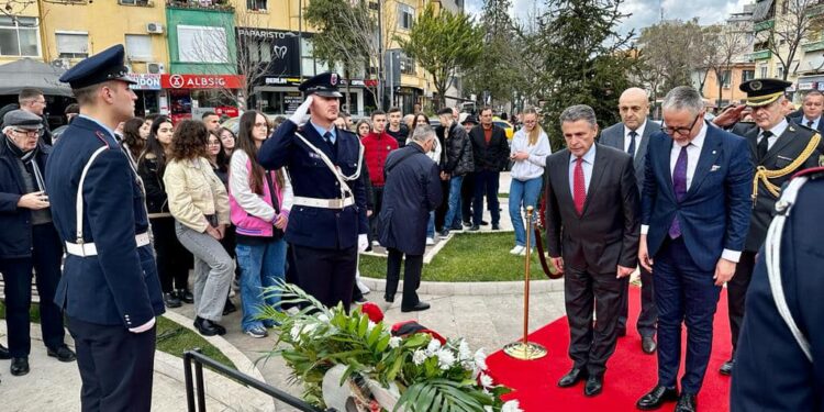 Vitia bën homazhe pranë shtatores së Adem Jasharit në Tiranë
