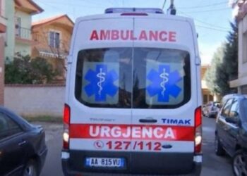 Aksident në Tiranë, vetura godet një 63-vjeçar dhe nipin e tij 5-vjeçar