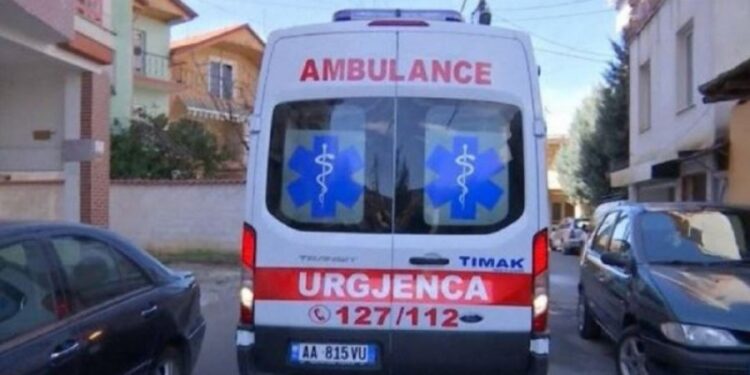 Aksident në Tiranë, vetura godet një 63-vjeçar dhe nipin e tij 5-vjeçar
