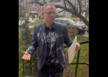 PSD-ja gjuan me “milkshake” dhe tortë zëvendëskryeministrin Bislimi