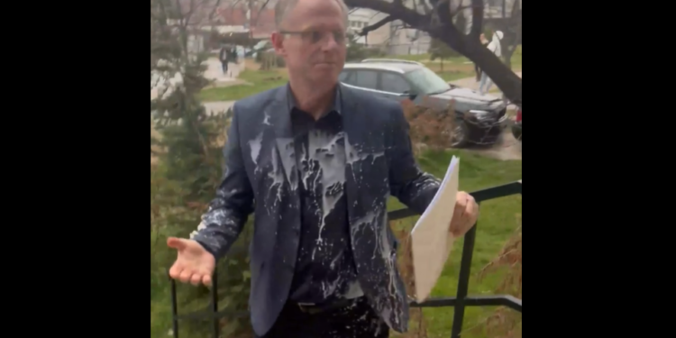 PSD-ja gjuan me “milkshake” dhe tortë zëvendëskryeministrin Bislimi