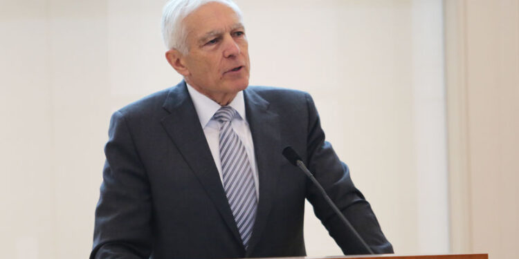 Universiteti “Fehmi Agani” do ta nderojë me çmimin “Doctor Honoris Causa” gjeneralin Clark