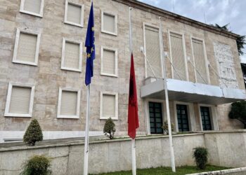 Aksidenti tragjik në Greqi, flamuri shqiptar ulet në gjysmë shtizë