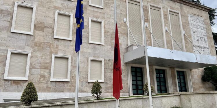 Aksidenti tragjik në Greqi, flamuri shqiptar ulet në gjysmë shtizë