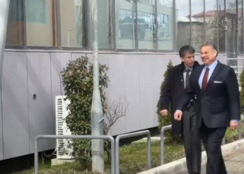 Takimi me Kurtin, Escobar arrin në objektin e Qeverisë