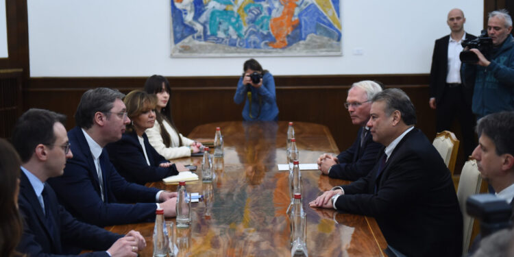 Esobar nga takimi me Vuçiqin shprehet optimist për arritjen e marrëveshjes mes Kosovës dhe Serbisë