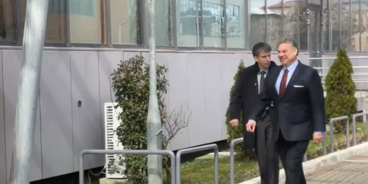 Takimi me Kurtin, Escobar arrin në objektin e Qeverisë