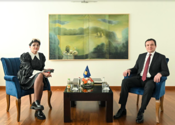 Në prag të zgjedhjeve, Kurti takon kandidaten për kryetare të Zveçanit