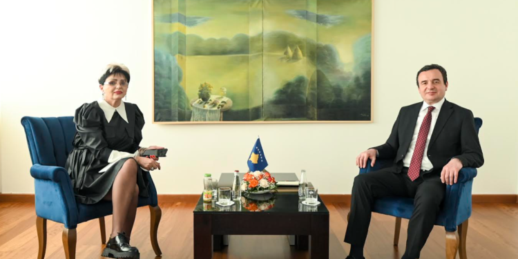 Në prag të zgjedhjeve, Kurti takon kandidaten për kryetare të Zveçanit