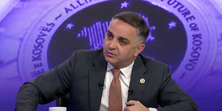 Tahiri rrëfen si e kundërshtoi Komisionerin e BE-së në akuzat për krim të organizuar