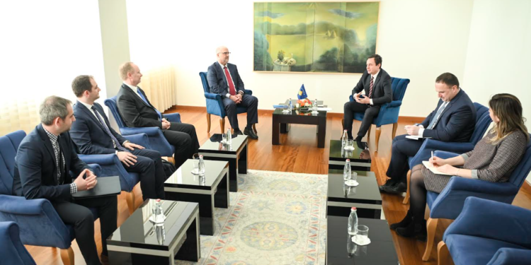 Kurti pret në takim drejtues të Këshillit Amerikan