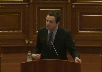 Kurti-opozitës: Ju po më kritikoni e Cholleti më telefonoi dhe uroi për marrëveshjen