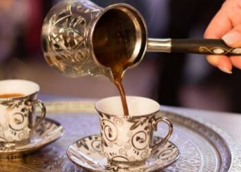 Katër truke për të pastruar njollat e kafesë