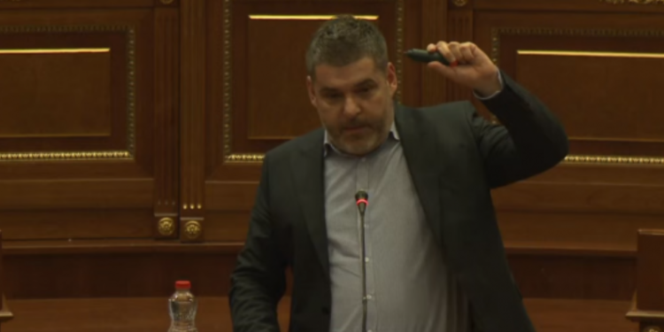 Kastrati: E kam një gaz lotsjellës me veti, do ta gjuaj në fund