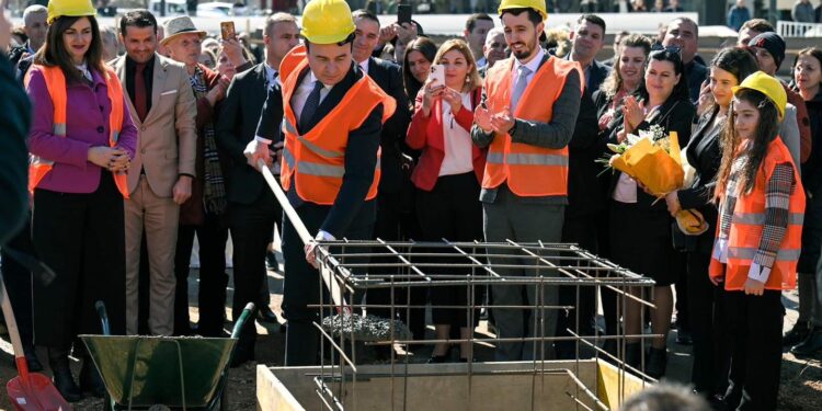Vendoset gurthemeli i shkollës fillore në Kamenicë, ndërtimi i saj pritet të përfundojë brenda 3 viteve