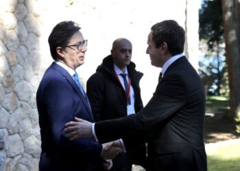 Presidenti maqedonas publikon foto gjatë pritjes së Kurtit