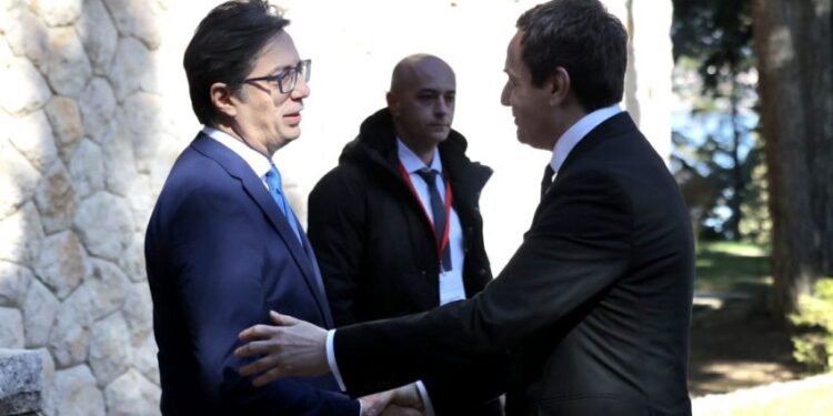 Presidenti maqedonas publikon foto gjatë pritjes së Kurtit