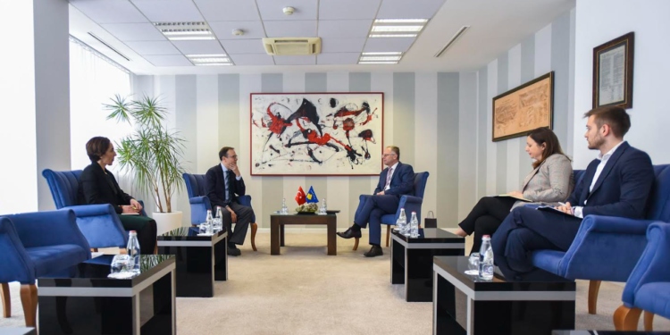 Bislimi takohet me ambasadorin turk, flasin për thellimin e marrëdhënieve bilaterale