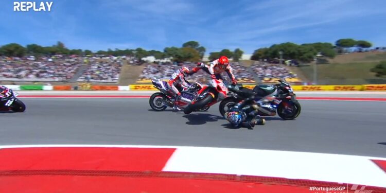 Maruqez bën çmendurinë në Portugali, përplas dhe nxjerr jashtë garës pilotin e Aprilas