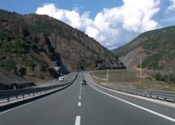 Përmbyset kamioni në rrugën e Kombit, një i vdekur