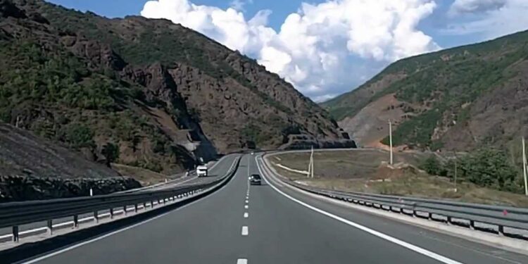 Përmbyset kamioni në rrugën e Kombit, një i vdekur