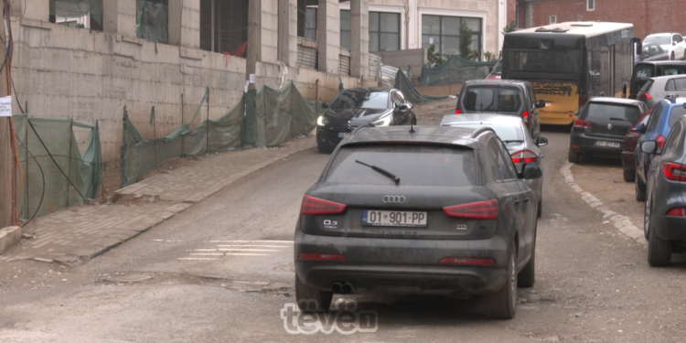 Rruga ‘’Muharrem Fejza’’, rrezik për këmbësorë