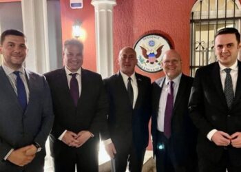 Escobar sonte takon liderët e opozitës