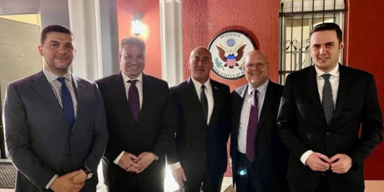 Escobar sonte takon liderët e opozitës