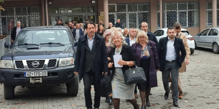 Dorëheqjet e serbëve zvarrisin lëndët gjyqësore