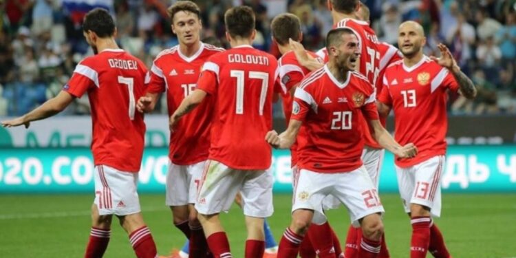 Rusia po punon për rikthimin në FIFA dhe UEFA