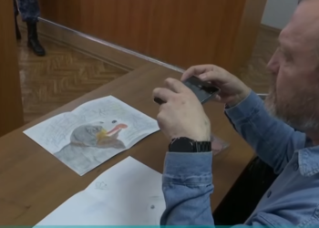 Rusia dënon babanë për vizatimet e të bijës kundër luftës në Ukrainë