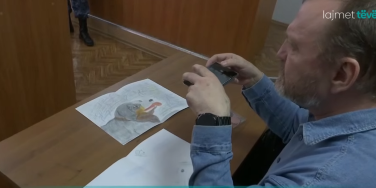 Rusia dënon babanë për vizatimet e të bijës kundër luftës në Ukrainë