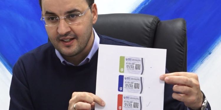 Nga nesër, asnjë veturë në Kosovë nuk duhet të jetë pa ngjitës (stikers)