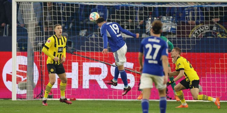 Schalke 04 i bën nder Bayern Munich, e ndal Dortmundin në “Veltins Arena”