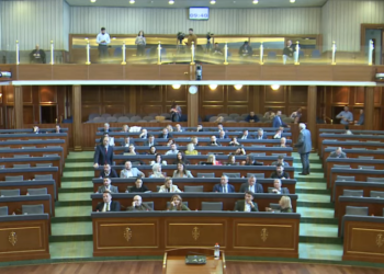 PDK e LDK lëshojnë seancën e Kuvendit, shkak mungesa e deputetëve të pozitës