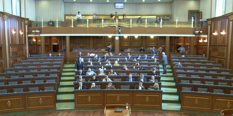 PDK e LDK lëshojnë seancën e Kuvendit, shkak mungesa e deputetëve të pozitës