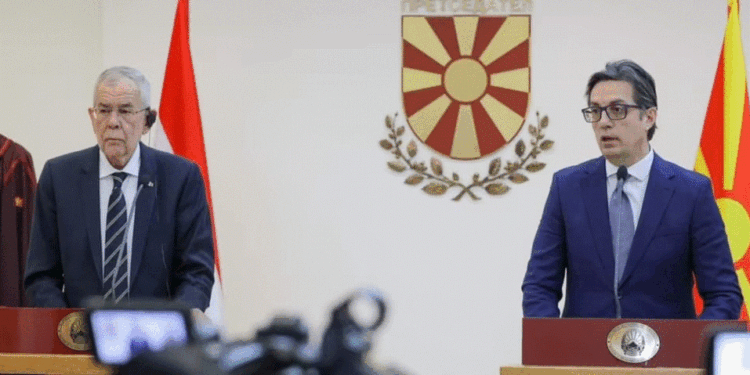 Presidenti austriak në Shkup: Mos humbni kohë, ndryshoni Kushtetutën