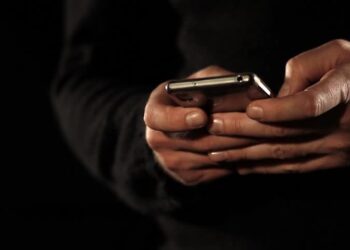 Shkel urdhrin e mbrojtjes, intervistohet nga Policia