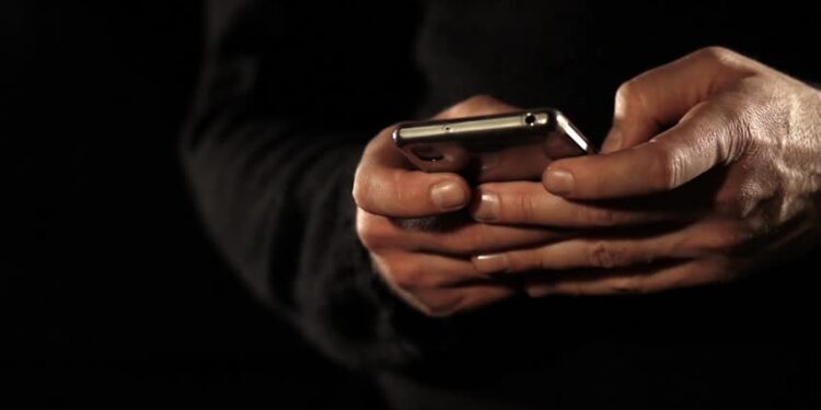 Shkel urdhrin e mbrojtjes, intervistohet nga Policia