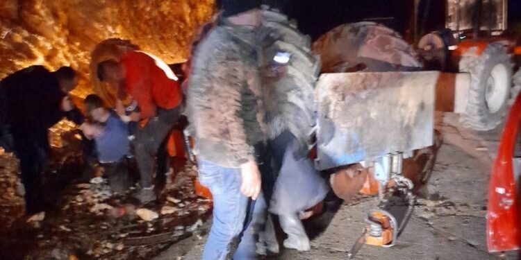 Policia dhe qytetarët shpëtojnë një person që e kishte zënë traktori